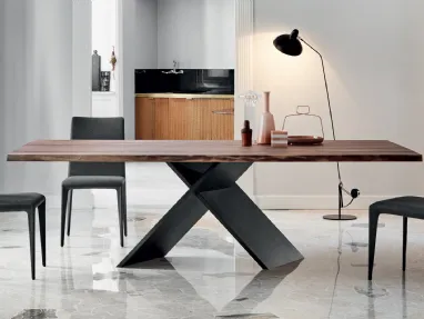 Tavolo Ax Wood con top in legno e base in metallo di Bonaldo