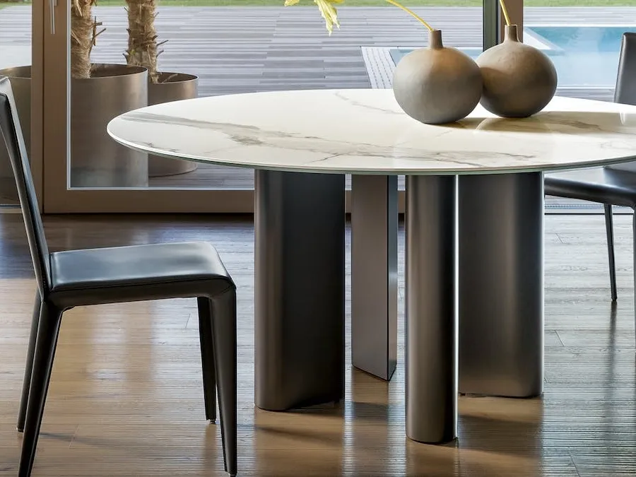 Tavolo rotondo Geometric Table in ceramica con base in metallo di Bonaldo