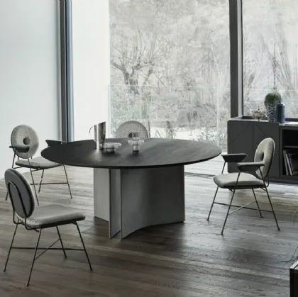 Tavolo rotondo Magnum con base in cemento e piano in legno impiallaciato di Bontempi