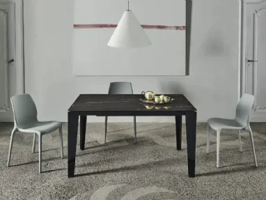 Tavolo allungabile Cruz XXL con top in SuperMarmo e base in acciaio laccato di Bontempi
