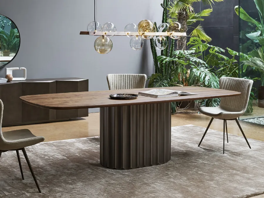 Tavolo Dorian Table con top in legno e base in poliuretano bronzo spazzolato di Bonaldo