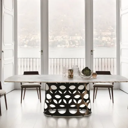 Tavolo con piano in marmo e base in metallo Jean di Porada