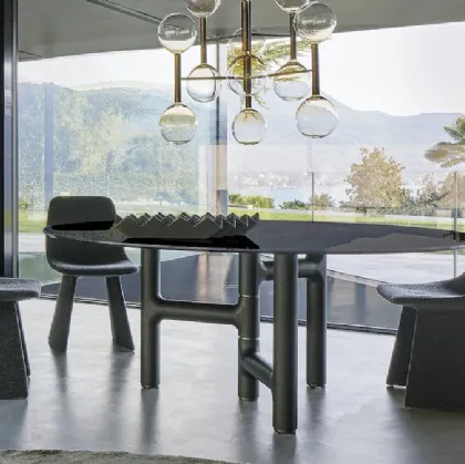 Tavolo ovale Pivot in cristallo con base in legno di Bonaldo