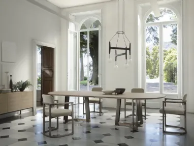 Tavolo ovale con base in metallo finitura ottone bronzato spazzolato e top in frassino Shibumi di Porada