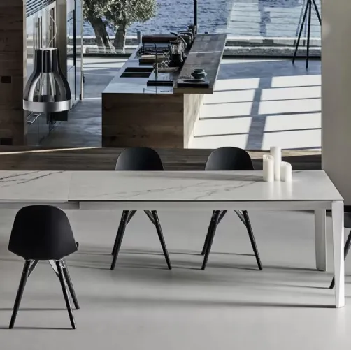 Tavolo Prora con top in legno e base in metallo di Bonaldo