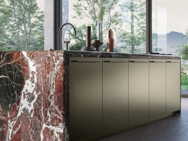 Cucina Design Antis Project 1 in laccato metallizzato Bronzo e marmo Rosso Lepanto lucido di Euromobil