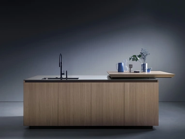 Cucina Design con isola Antis Project 10 in Rovere sabbiato naturale e top in acciaio inox di Euromobil