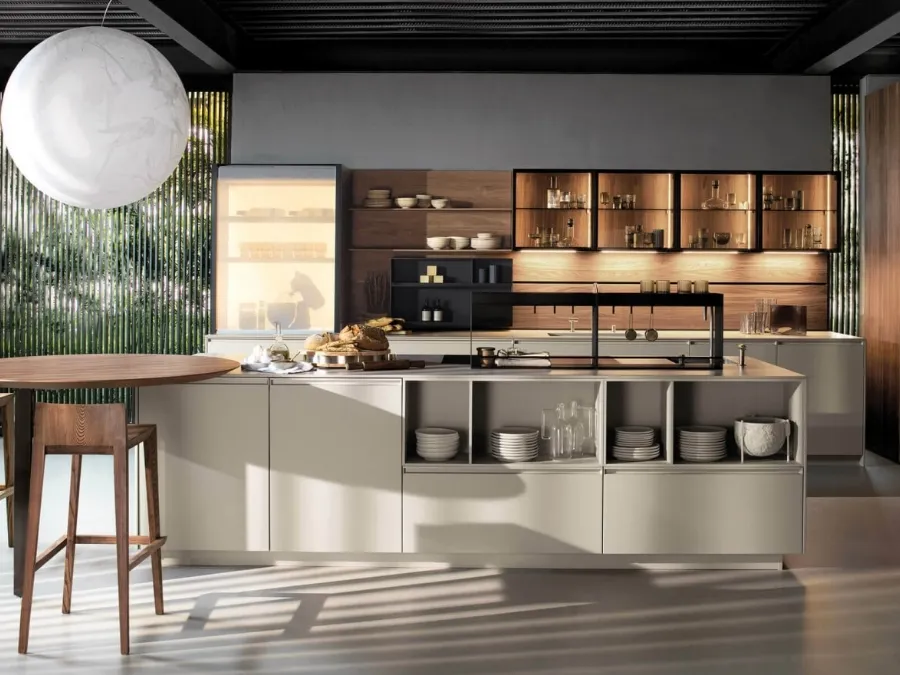 Cucina Design con isola Antis Project 4 in laccato super matt Fango e materico Noce Canaletto di Euromobil