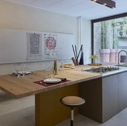Cucina Design con isola Estivale 02 in laccato con top in Rovere e Acciaio di Key Cucine
