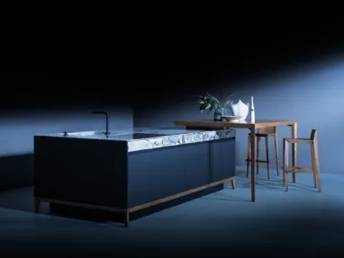 Cucina Design con isola in laminato Fenix con top in pietra naturale marmo e penisola in legno di Olmo naturale Sei Project 3 di Euromobil