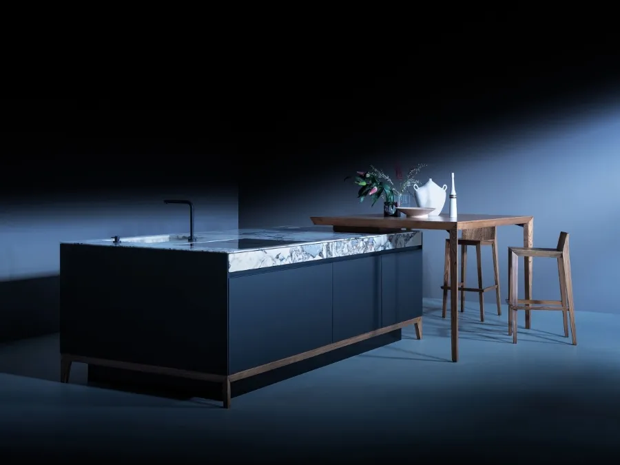 Cucina Design con isola in laminato Fenix con top in pietra naturale marmo e penisola in legno di Olmo naturale Sei Project 3 di Euromobil