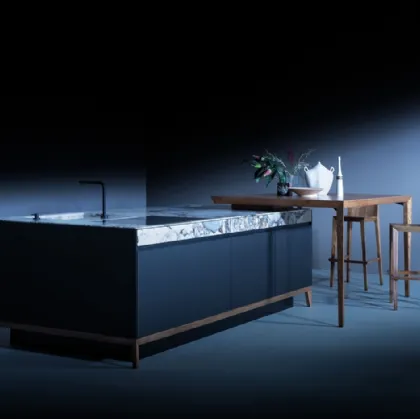 Cucina Design con isola in laminato Fenix con top in pietra naturale marmo e penisola in legno di Olmo naturale Sei Project 3 di Euromobil