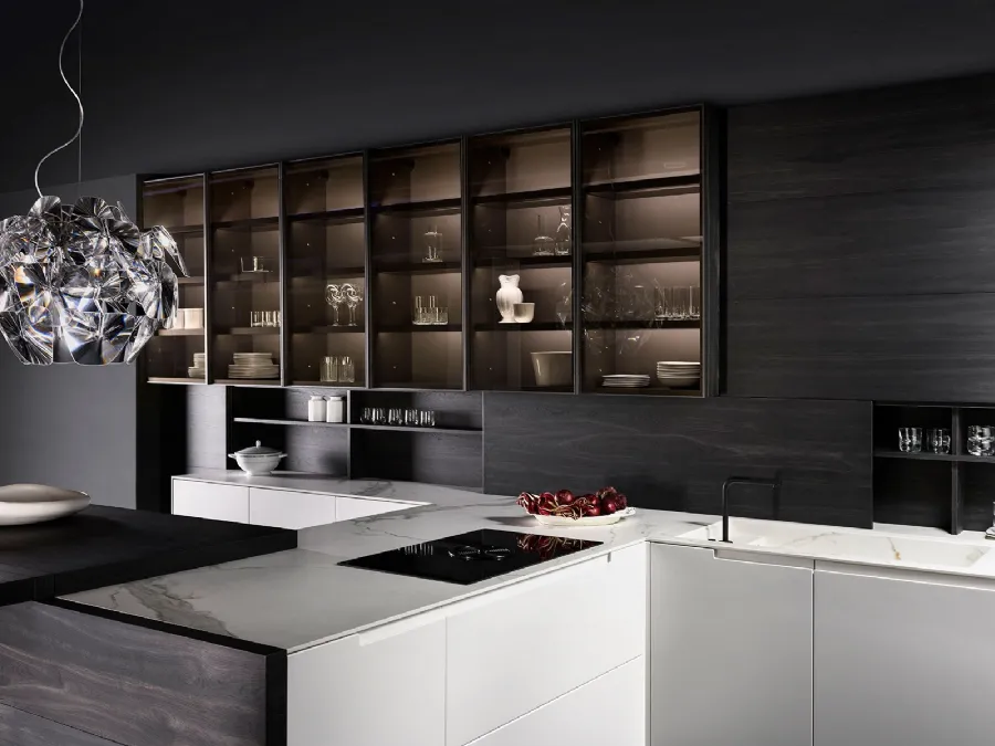 Cucina Design con penisola Extra in laccato opaco e banco snack in Rovere ossidato di Key Cucine