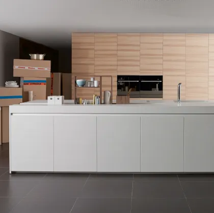 Cucina Design in Noce Canaletto con isola in materiale ecologico Swanstone Inside di Key Cucine