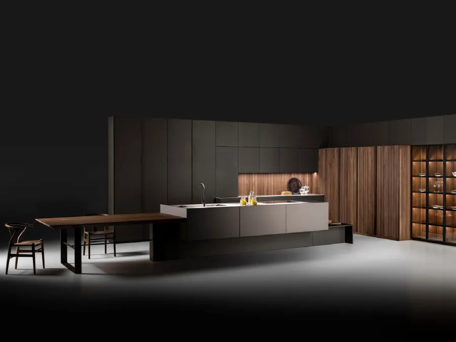 Cucina Design con isola Strip in Noce Canaletto e finitura Metallo Liquido di Key Cucine