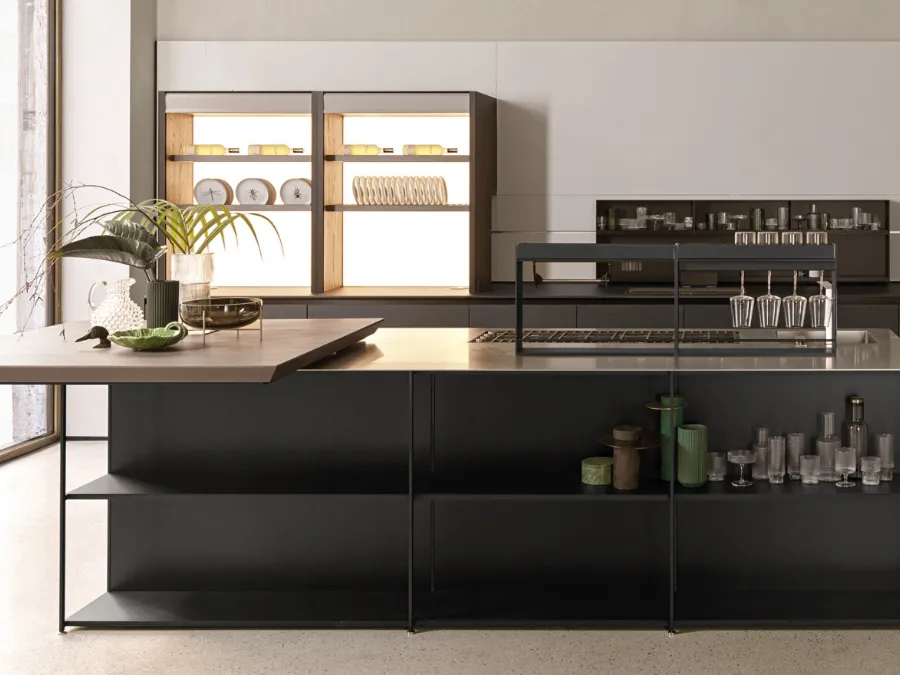 Cucina Design con isola Telero Project 5 in vetro dekor e metallo di Euromobil