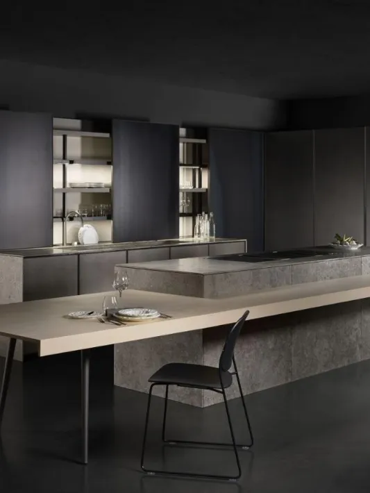 Cucina Design con isola Nordica in Pietra Grigia di Vicenza e Abete sbiancato di Key Cucine