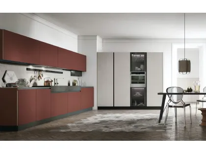Cucina Moderne Alevé v5 in laccato opaco Rosso Vino e colonne Materico Pietra Piasentina di Stosa