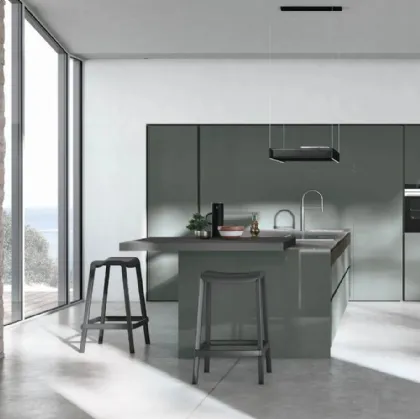 Cucina Moderna con isola Color Trend v07 in laccato lucido Asparago con top in Neolith Wulong e piano snack in Fenix Grigio Londra con inserto in Rovere Termocotto Cannettato di Stosa