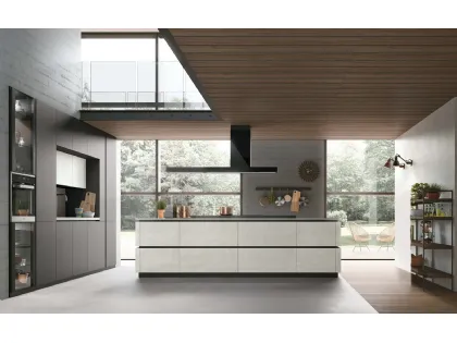 Cucina Moderne Metropolis v10 con isola in materico Cemento Bianco, blocco cottura marmo Petit Granit di Stosa