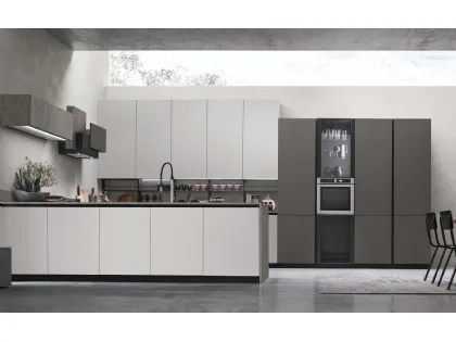 Cucina Moderne Metropolis v12 in Pet Nebbia e Canna di Fucile Opaco, top schienale e pensile materico Piasentina scura di Stosa