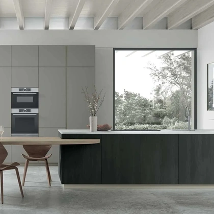 Cucina Moderna in Pet Grigio Fumo con penisola in Larice Noir Metropolis 15 di Stosa