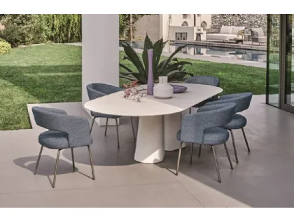 Tavolo Pillar con base in cemento e top in gres di Ditre Italia